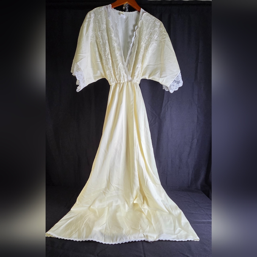 Vintage Victoria's Secret Gold Crown Label Robe Medium